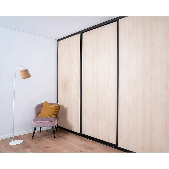 Room Plaza Easy Doing Schiebetür-Bau-Set - Ahorn Naturwuchs, Farbe Beschlag: Schwarz - Elegantes Schlafzimmerinterieur mit einem Schrank mit Schiebetüren in Holzoptik, das Design und Funktionalität vereint.