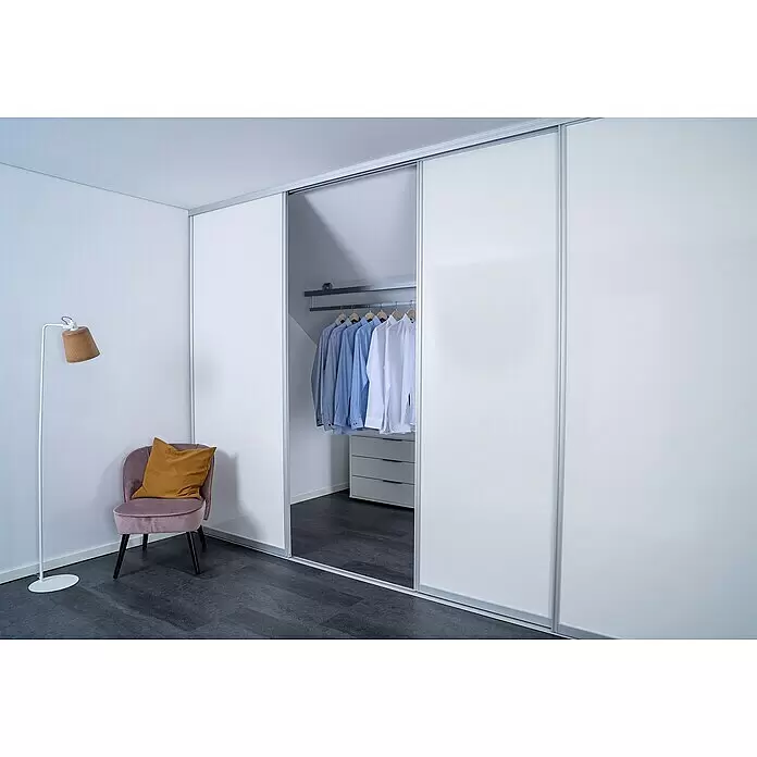 Room Plaza Easy Doing Schiebetür-Bau-Set - Hochglanz Schwarz/Hochglanz Weiß, Farbe Beschlag: Silber - Weißer Schiebetürenschrank mit silbernen Rahmen, teilweise geöffnet, zeigt Hemden auf Kleiderbügeln und Schubladen im Inneren.