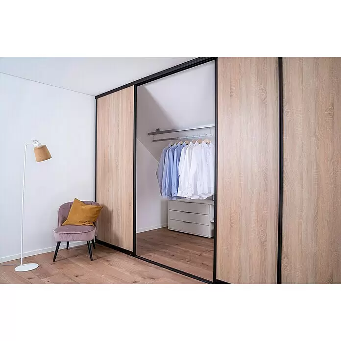 Room Plaza Easy Doing Schiebetür-Bau-Set - Eiche geplankt, Farbe Beschlag: Schwarz - Maßgefertigter Einbauschrank mit hellen Holz- und Spiegelschiebetüren, innen Hemden und Schubladen. Schwarze Rahmen.