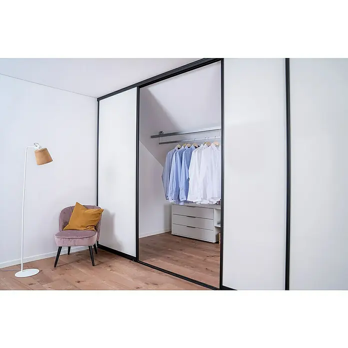 Room Plaza Easy Doing Schiebetür-Bau-Set - Hochglanz Schwarz/Hochglanz Weiß, Farbe Beschlag: Schwarz - Ein raumhoher, begehbarer Kleiderschrank mit Schiebetüren in Weiß und einem schwarzen Rahmen. Das Interieur umfasst eine Kleiderstange und Schubladen.