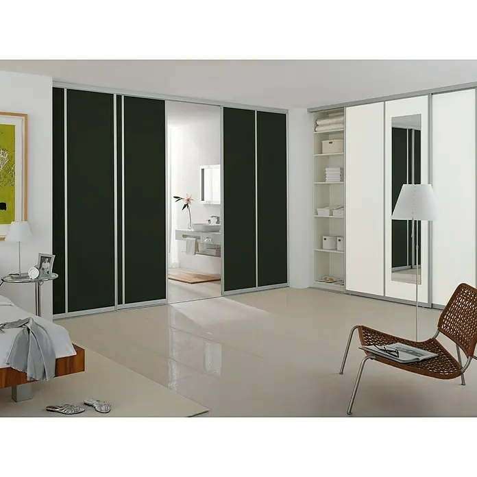 Room Plaza Easy Schiebetür-Bau-Set - Hochglanz Schwarz/Hochglanz Weiß, Farbe Beschlag: Silber - Elegantes Schlafzimmer mit einem begehbaren Kleiderschrank mit Schiebetüren in Schwarz und Weiß, der modernen Stil und Funktionalität vereint.