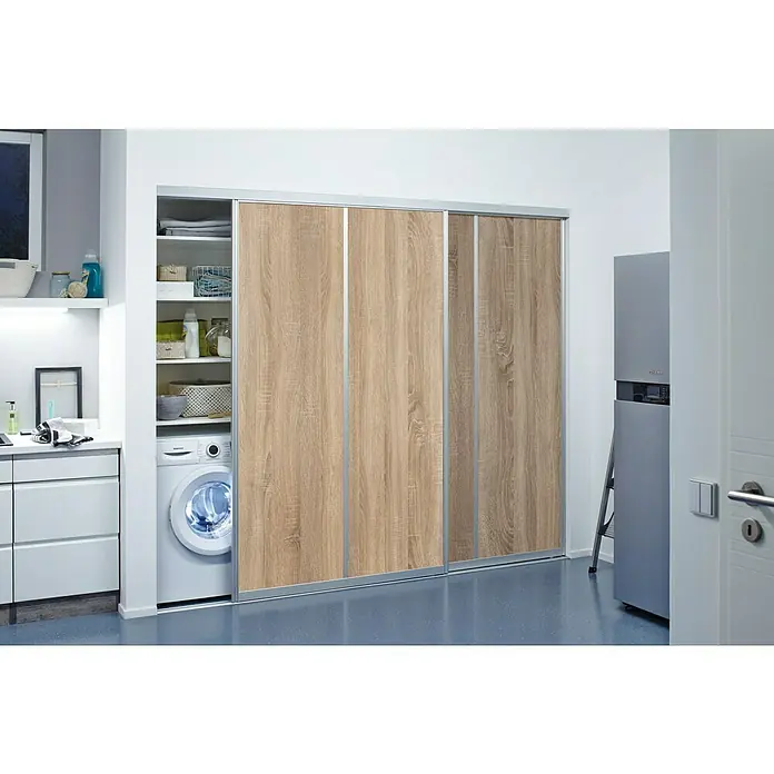 Room Plaza Easy Schiebetür-Bau-Set - Eiche geplankt/Eiche Trüffel, Farbe Beschlag: Silber - Einbauschrank mit Holzschiebetüren, integrierter Waschmaschine und Regalen, der Funktionalität und modernes Design im Waschraum vereint.