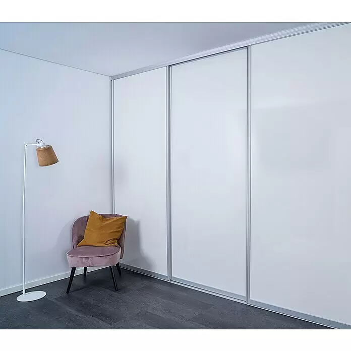 Room Plaza Easy Doing Schiebetür-Bau-Set - Hochglanz Schwarz/Hochglanz Weiß, Farbe Beschlag: Silber - Weißer Schiebetürenschrank mit Aluminiumrahmen, in einem modernen Raum integriert.
