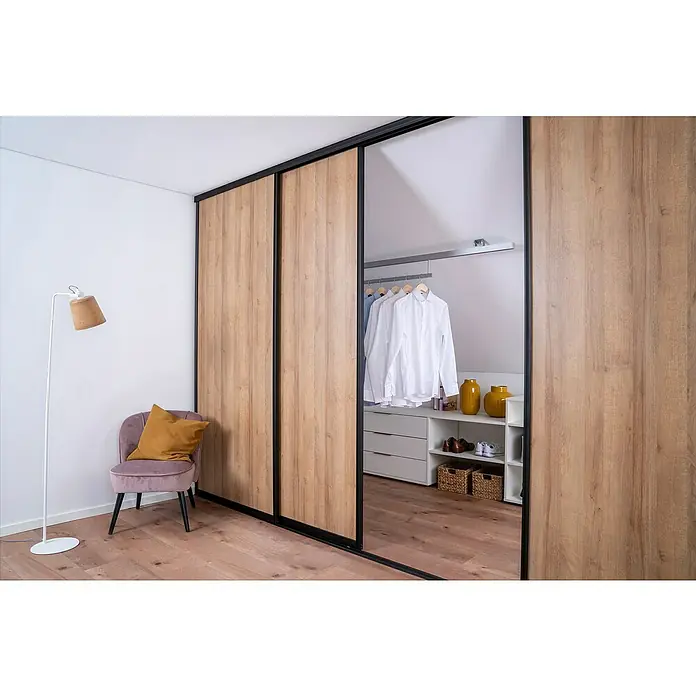 Room Plaza Easy Doing Schiebetür-Bau-Set - Eiche Country, Farbe Beschlag: Schwarz - Eleganter Kleiderschrank mit Schiebetüren in Holzoptik und schwarzem Rahmen, der stilvollen Stauraum in jedem Raum bietet. Der offene Bereich zeigt den Schrankinhalt.
