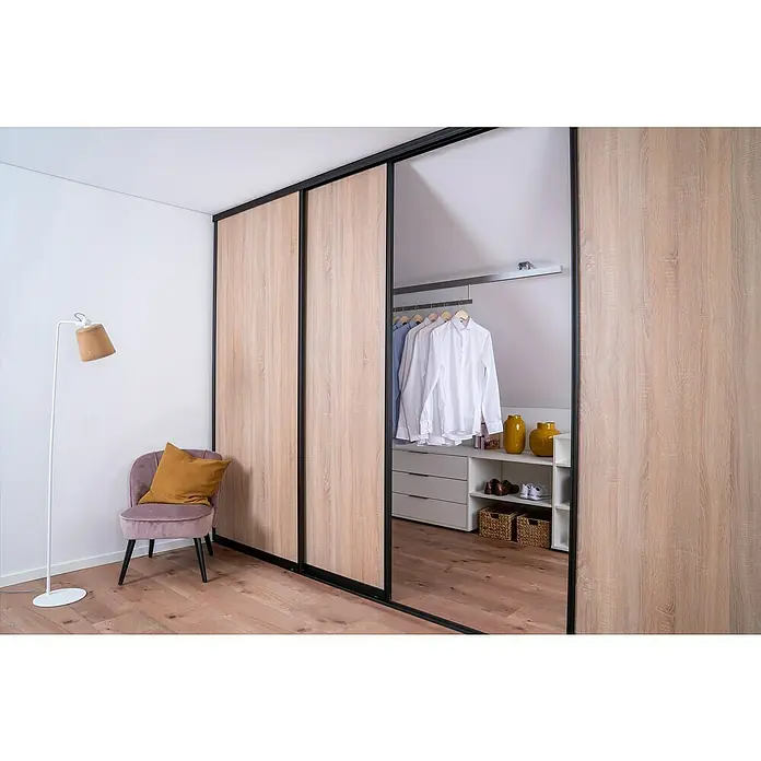 Room Plaza Easy Doing Schiebetür-Bau-Set - Eiche geplankt, Farbe Beschlag: Schwarz - Elegantes Schlafzimmer mit einem modernen Schiebetürenschrank in Holzoptik, der Stauraum und Stil vereint.