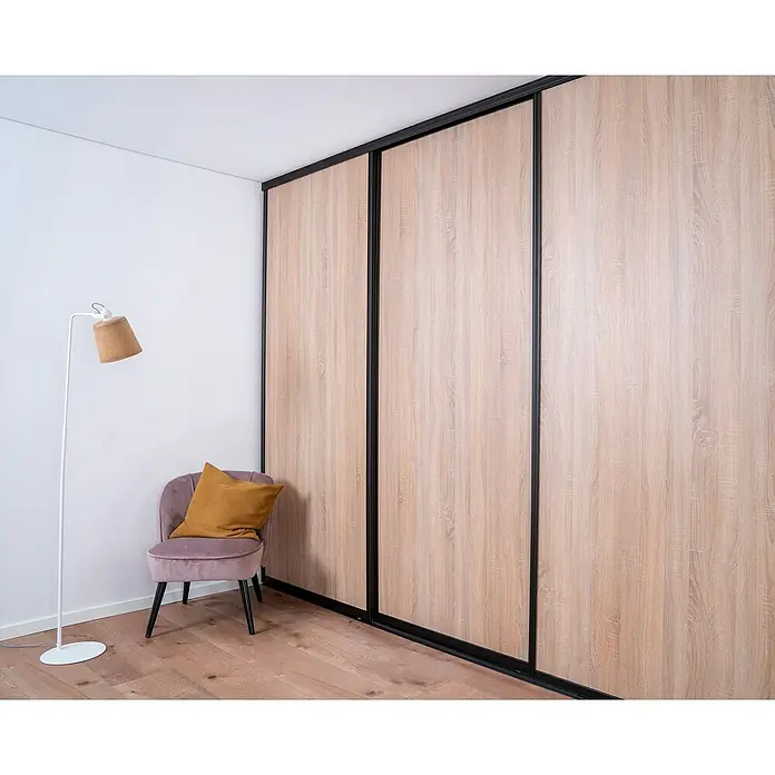 Room Plaza Easy Doing Schiebetür-Bau-Set - Eiche geplankt, Farbe Beschlag: Schwarz - Ein raumhoher Schiebetürenschrank mit hellen Holzfronten und schwarzen Rahmen. Der Schrank bietet viel Stauraum und ein modernes Design.