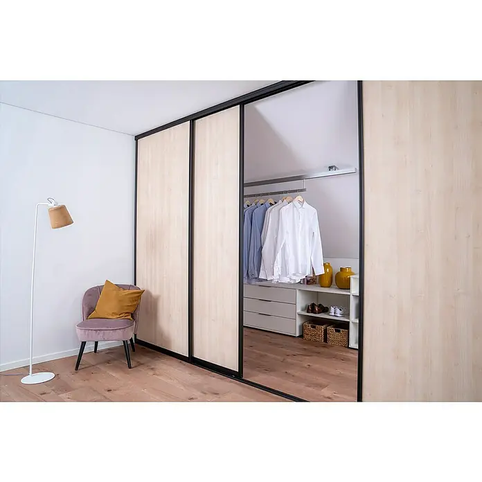Room Plaza Easy Doing Schiebetür-Bau-Set - Ahorn Naturwuchs, Farbe Beschlag: Schwarz - Elegantes Kleiderschrank-Design mit Schiebetüren, die einen Spiegel und helles Holz kombinieren. Ein stilvolles Möbelstück für moderne Schlafzimmer.