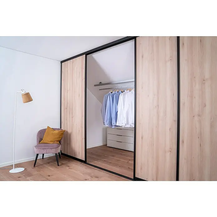 Room Plaza Easy Doing Schiebetür-Bau-Set - Buche Naturwuchs, Farbe Beschlag: Schwarz - Ein moderner Kleiderschrank mit Schiebetüren in Holzoptik und schwarzem Rahmen, der Stauraum und Stil vereint.
