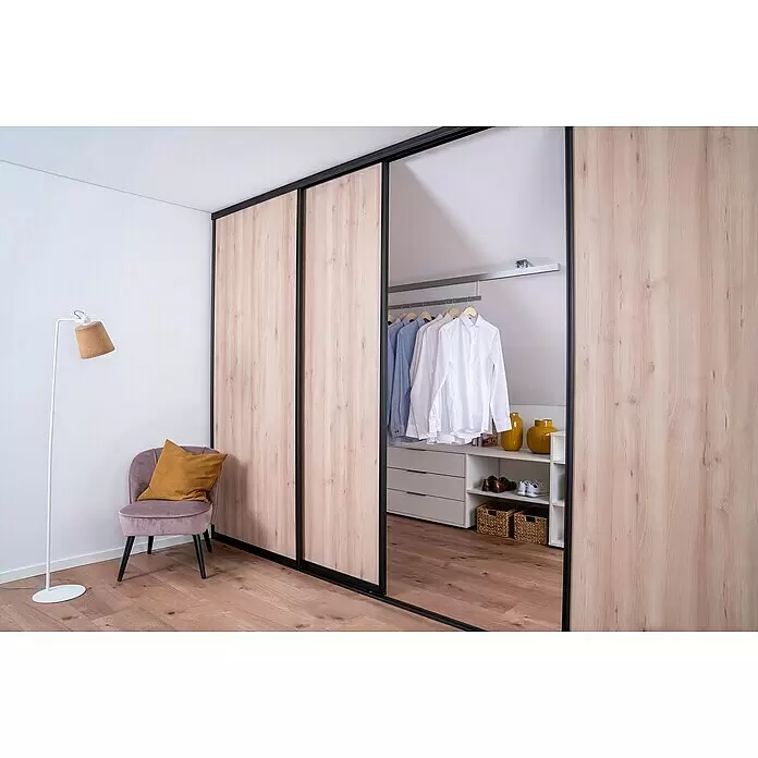 Room Plaza Easy Doing Schiebetür-Bau-Set - Buche Naturwuchs, Farbe Beschlag: Schwarz - Moderner Schwebetürenschrank in heller Holzoptik, eine Tür offen mit Kleidung und Stauraum.