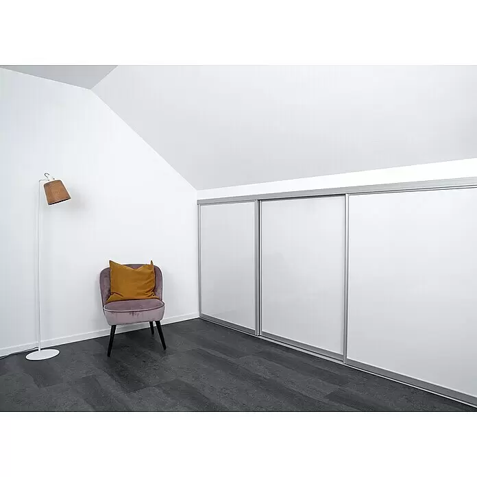 Room Plaza Easy Doing Schiebetür-Bau-Set Kniestock - Hochglanz Schwarz/Hochglanz Weiß, Farbe Beschlag: Silber - Ein modernes Dachzimmer mit dunklem Boden, weißer Stehlampe, lila Sessel mit gelbem Kissen und weißen Schiebetüren entlang einer Wand.