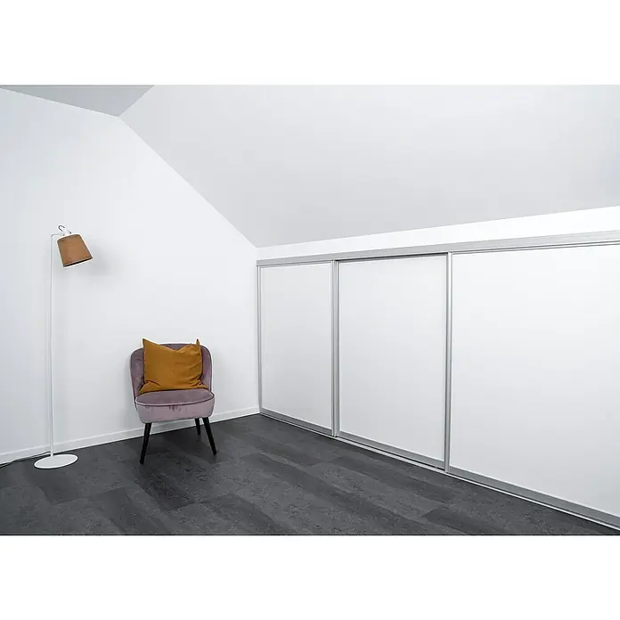 Room Plaza Easy Doing Schiebetür-Bau-Set KniestockReinweiß Miniperl, Profilfarbe: Silber - Zimmer mit Schiebetürenschrank, Stehlampe und Sessel mit Kissen.