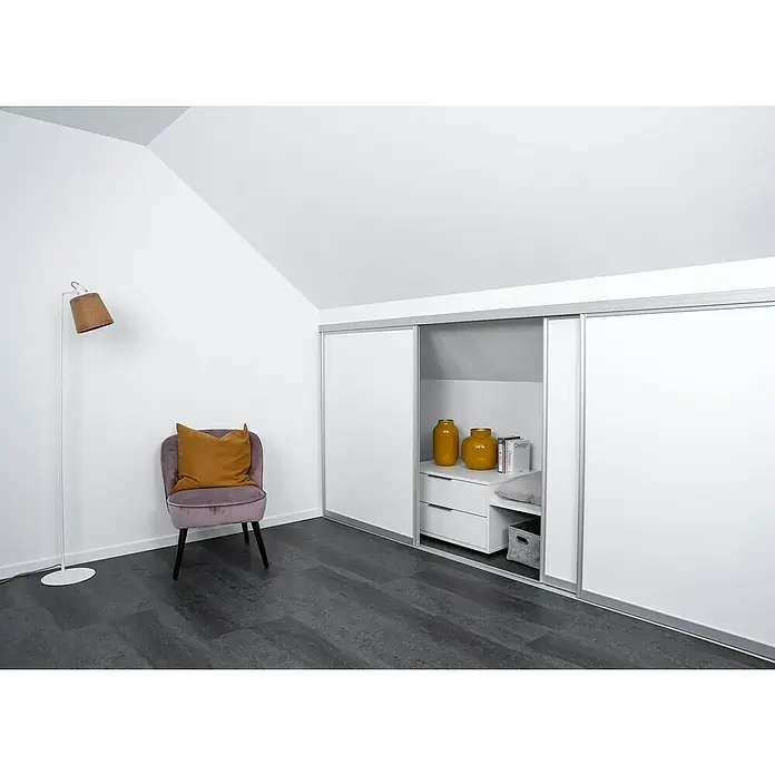 Room Plaza Easy Doing Schiebetür-Bau-Set Kniestock - Signalweiß, Farbe Beschlag: Silber - Zimmer mit Kleiderschrank, Sessel und Stehlampe. Der weiße Kleiderschrank mit Schiebetüren bietet Stauraum in dem hellen Raum.