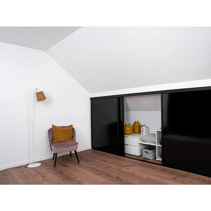 Room Plaza Easy Doing Schiebetür-Bau-Set KniestockHochglanz Schwarz/Hochglanz Weiß, Profilfarbe: Schwarz - Zimmerinterieur mit elegantem Sessel und stilvollem Schrank mit Schiebetüren, der Stauraum bietet und das Raumdesign ergänzt.