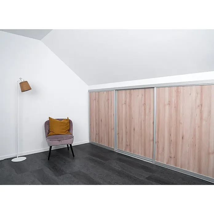 Room Plaza Easy Doing Schiebetür-Bau-Set KniestockBuche Naturwuchs, Profilfarbe: Silber - Einrichtungsidee für ein stilvolles Interieur mit Schrank mit Schiebetüren in Holzausführung, Lampe und Sessel.
