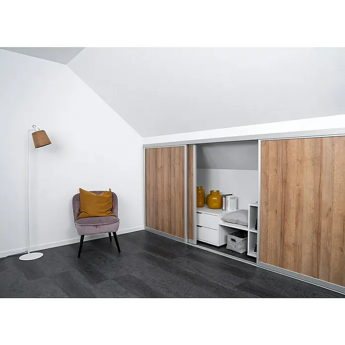 Room Plaza Easy Doing Schiebetür-Bau-Set Kniestock - Eiche Country, Farbe Beschlag: Silber - Einrichtungsidee mit einem modernen Kleiderschrank mit Schiebetüren in Holzoptik, ergänzt durch einen eleganten Sessel und einer Stehlampe.