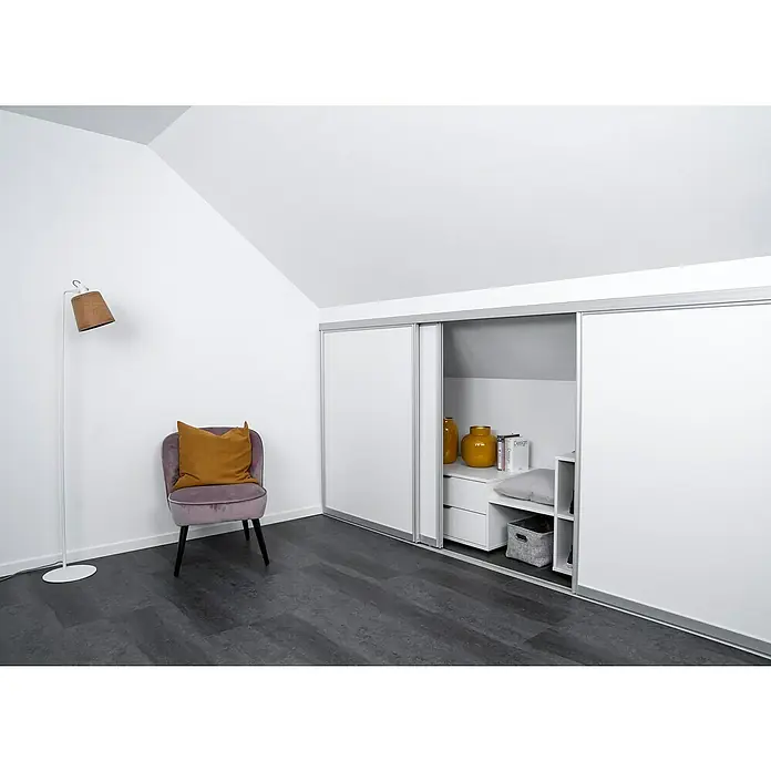 Room Plaza Easy Doing Schiebetür-Bau-Set KniestockReinweiß Miniperl, Profilfarbe: Silber - Einrichtungsidee für ein Dachzimmer mit einem Kleiderschrank mit Schiebetüren, einem Sessel und einer Stehlampe. Der Raum ist hell und modern gestaltet.