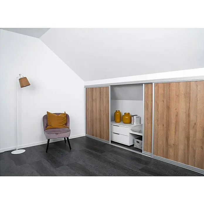 Room Plaza Easy Doing Schiebetür-Bau-Set Kniestock - Eiche Country, Farbe Beschlag: Silber - Einrichtung eines modernen Zimmers mit einem Kleiderschrank mit Schiebetüren, einem Sessel und einer Stehlampe.