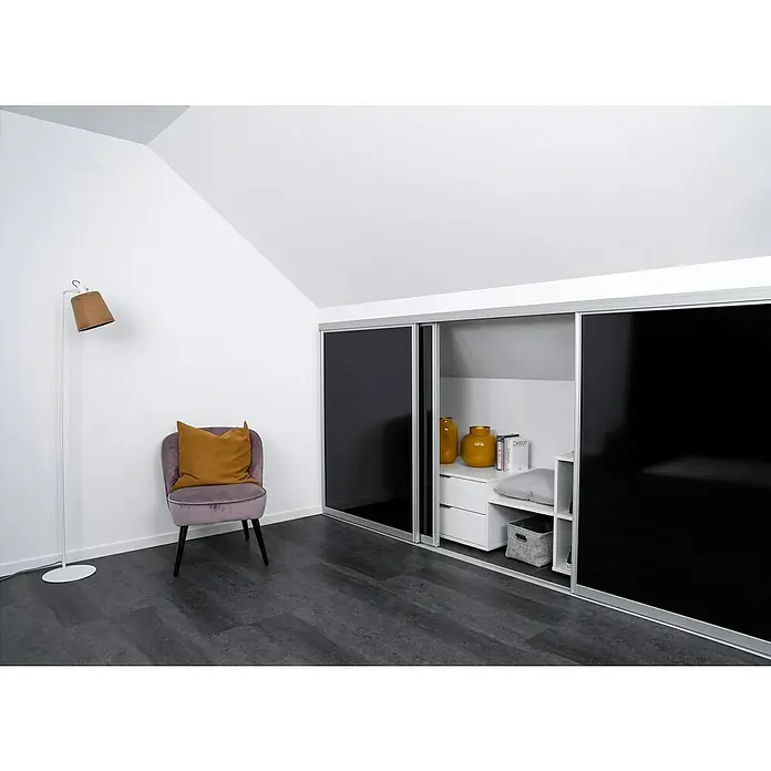 Room Plaza Easy Doing Schiebetür-Bau-Set Kniestock - Hochglanz Schwarz/Hochglanz Weiß, Farbe Beschlag: Silber - Ein Zimmer mit einem modernen Kleiderschrank mit schwarzen Schiebetüren, einem Sessel mit Kissen und einer Stehlampe.