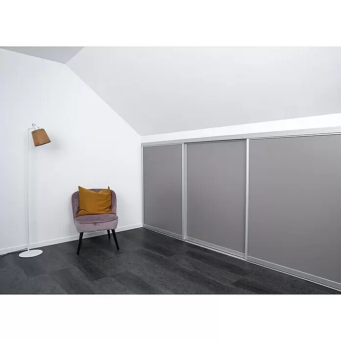 Room Plaza Easy Doing Schiebetür-Bau-Set Kniestock - Taupe, Farbe Beschlag: Silber - Grauer dreiteiliger Schiebetürenschrank mit silbernen Rahmen, in einen Raum integriert.