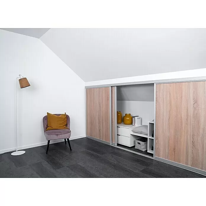 Room Plaza Easy Doing Schiebetür-Bau-Set Kniestock - Eiche geplankt, Farbe Beschlag: Silber - Einbauschiebetürenschrank in einem Dachzimmer, mit hellen Holztüren und silbernen Rahmen. Ein Teil ist geöffnet.