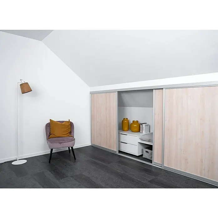 Room Plaza Easy Doing Schiebetür-Bau-Set Kniestock - Ahorn Naturwuchs, Farbe Beschlag: Silber - Das Bild zeigt einen Kleiderschrank mit Schiebetüren in einem Dachzimmer. Der Schrank ist hell und modern gestaltet, passend zum Raum.