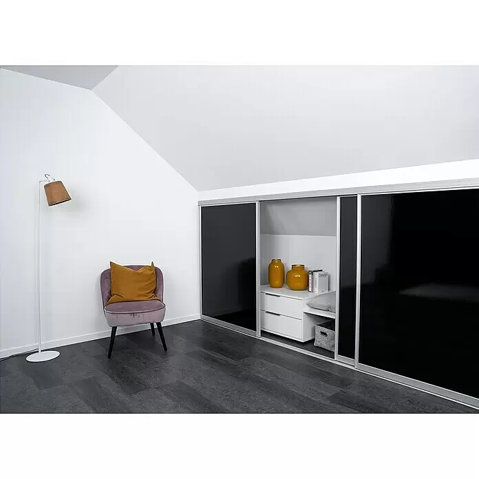 Room Plaza Easy Doing Schiebetür-Bau-Set Kniestock - Hochglanz Schwarz/Hochglanz Weiß, Farbe Beschlag: Silber - Schwarzer Schiebetürenschrank mit integrierten Regalen und Schubladen in einer Dachschräge.