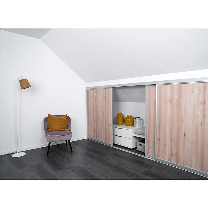 Room Plaza Easy Doing Schiebetür-Bau-Set KniestockBuche Naturwuchs, Profilfarbe: Silber - Einrichtungsidee mit einem Kleiderschrank mit Schiebetüren in hellem Holzdekor, einem Sessel und einer Stehlampe in einem Dachzimmer.