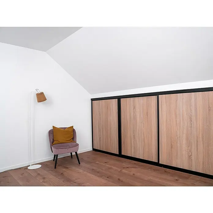 Room Plaza Easy Doing Schiebetür-Bau-Set KniestockEiche geplankt, Profilfarbe: Schwarz - Einrichtungsidee: Gemütliches Zimmer mit Schrank mit Holzfront, Lampe und Samtstuhl.
