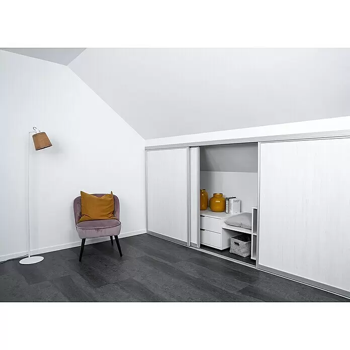Room Plaza Easy Doing Schiebetür-Bau-Set Kniestock - Pinie weiß, Farbe Beschlag: Silber - Dachzimmer mit weißem Schiebetürenschrank, der clevere Stauraum unter einer Dachschräge zeigt.