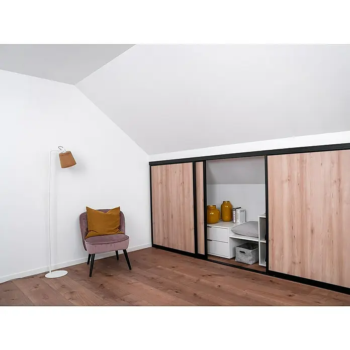 Room Plaza Easy Doing Schiebetür-Bau-Set Kniestock - Buche Naturwuchs, Farbe Beschlag: Schwarz - Einrichtungsidee für ein Dachgeschosszimmer mit einem schicken Schrank mit Schiebetüren in Holzausführung und einer stilvollen Leseecke mit Sessel und Lampe.