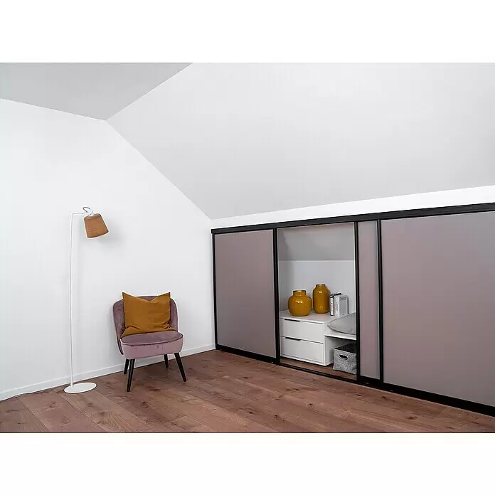 Room Plaza Easy Doing Schiebetür-Bau-Set Kniestock - Taupe, Farbe Beschlag: Schwarz - Dachschrägen-Kleiderschrank mit dunklen Rahmen und taupe Schiebetüren. Innenraum mit Regalen und Schubladen für geordneten Stauraum.