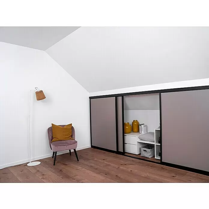 Room Plaza Easy Doing Schiebetür-Bau-Set Kniestock - Taupe, Farbe Beschlag: Schwarz - Grauer Schiebetürenschrank mit schwarzen Rahmen, in einen Raum mit Schrägdach integriert. Eine Tür offenbart Innenregale.