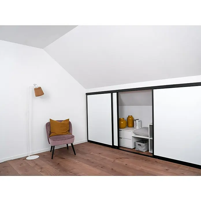 Room Plaza Easy Doing Schiebetür-Bau-Set Kniestock - Signalweiß, Farbe Beschlag: Schwarz - Einrichtungsidee mit einem schlanken Ständerlampe, einem violetten Sessel mit Kissen und einem Einbauschrank mit Schiebetüren.