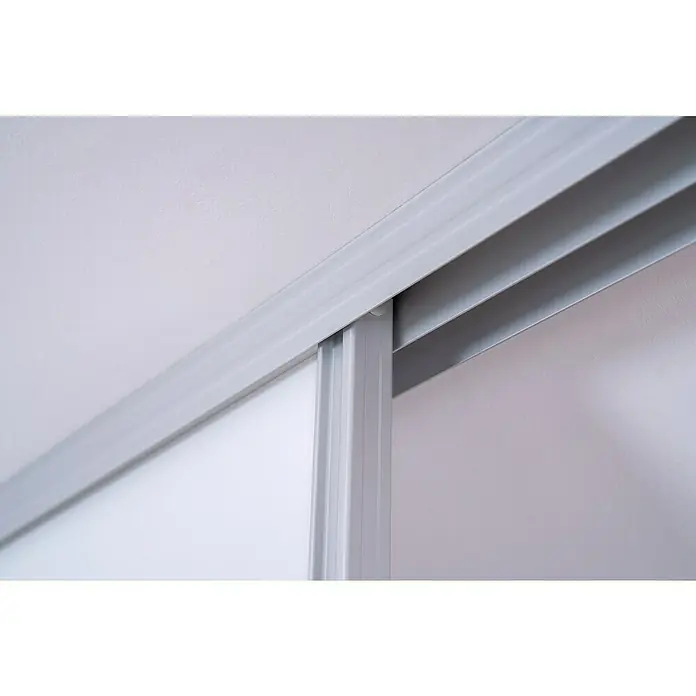 Room Plaza Easy Doing Schienen-Bau-SetPassend für: Room Plaza Easy Doing Schiebetür-Bau-Sets, 3.000 mm, Silber - Nahaufnahme eines Schiebetürsystems mit grauem Rahmen, das an einer weißen Decke befestigt ist, ideal für moderne Innenräume.