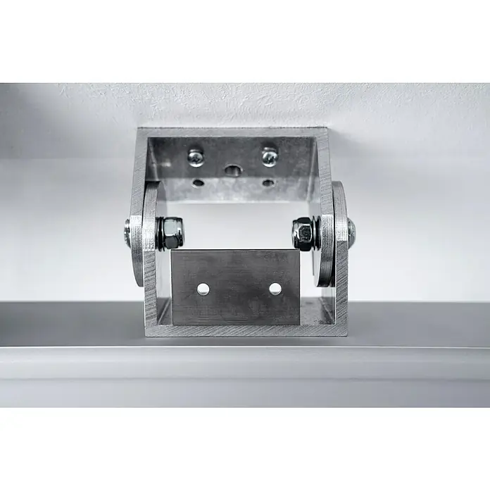 Room Plaza Easy Doing Dachschrägenadapter-Set - Passend für: Room Plaza Easy Doing Schiebetür-Bau-Sets - Nahaufnahme einer robusten, metallenen Halterung, die an einer Oberfläche befestigt ist. Ideal für industrielle Anwendungen und stabile Befestigungen.