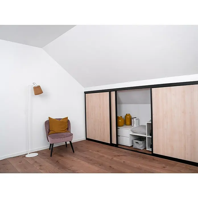 Room Plaza Easy Doing Schiebetür-Bau-Set KniestockAhorn Naturwuchs, Profilfarbe: Schwarz - Elegantes Dachzimmer mit Stauraumlösung. Der begehbare Kleiderschrank mit Schiebetüren in Holzoptik bietet viel Platz und fügt sich nahtlos ein.