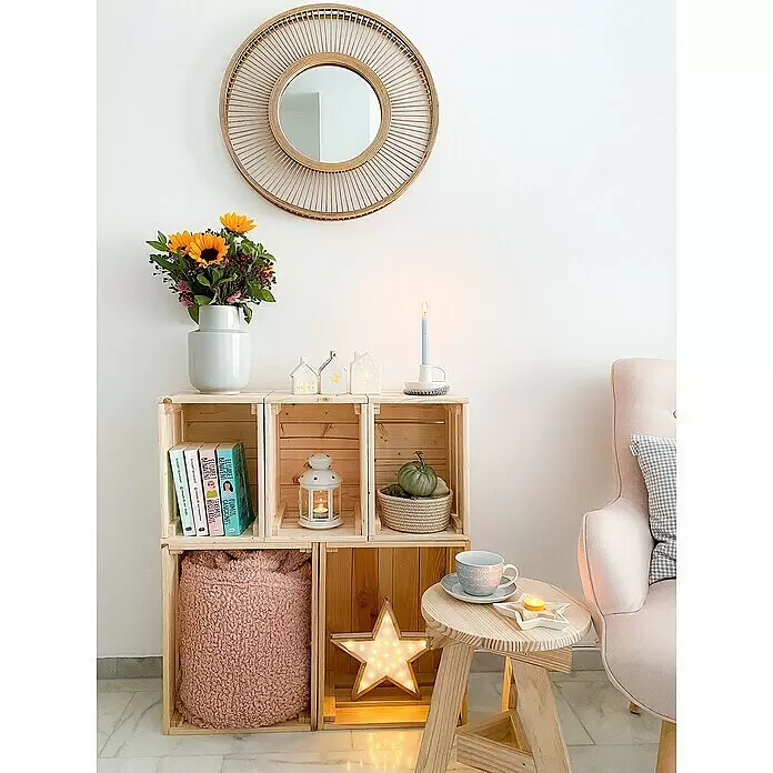 Astigarraga Home Box Holzkiste - L x B x H: 28 x 51,2 x 38,4 cm, Natur - Ein modulares Regal aus hellen Holzkisten, zur Aufbewahrung von Büchern und einer rosa Decke sowie zur Dekoration.
