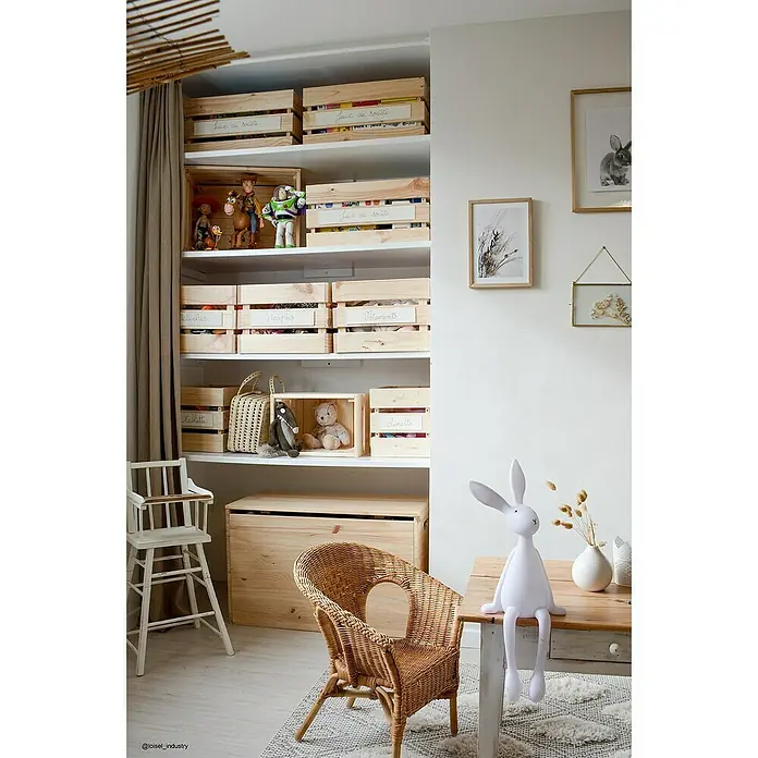 Astigarraga Home Box Holzkiste - L x B x H: 28 x 51,2 x 38,4 cm, Natur - Dieses Bild zeigt ein Kinderzimmer mit einem Regal voller Holzkisten, die Spielzeug und andere Gegenstände enthalten, und einen niedlichen Hasen auf dem Tisch.