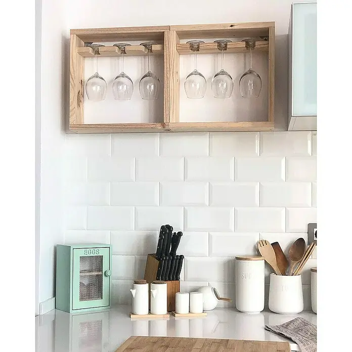 Astigarraga Weinregal - L x B x H: 12 x 40 x 40 cm, Holz, Anzahl Flaschen: 3 Stk. - Weinglashalter aus Holz an einer Küchenwand mit weißen Fliesen. Eine hübsche Ergänzung für jede Kücheneinrichtung, die Gläser stilvoll aufbewahrt.