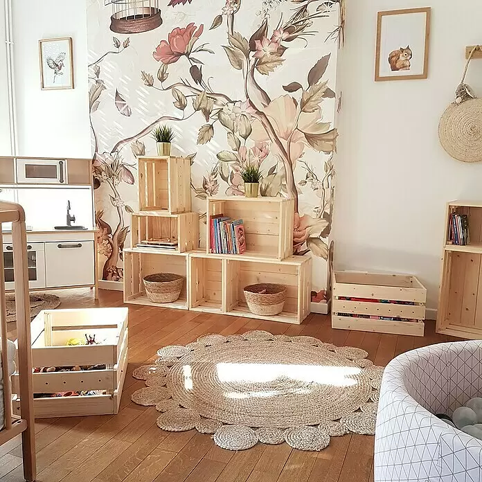 Astigarraga Home Box Holzkiste - L x B x H: 28 x 51,2 x 38,4 cm, Natur - Natürliche Holzkisten als modulares Regal in einem Kinderzimmer, gefüllt mit Büchern und Spielzeug.