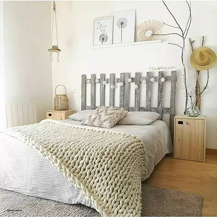 Astigarraga Dinamic Schrank - L x B x H: 33 x 37,3 x 53,5 cm, Kiefernholz - Ein gemütliches Schlafzimmer mit einem Bett, einer grob gestrickten Decke und einem rustikalen Holz-Kopfteil.