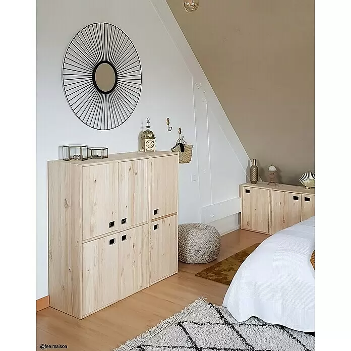 Astigarraga Dinamic Schrank - L x B x H: 33 x 37,3 x 53,5 cm, Kiefernholz - Modulare Aufbewahrungsschränke aus hellem Holz mit dunklen Griffen, in einem Schlafzimmer.