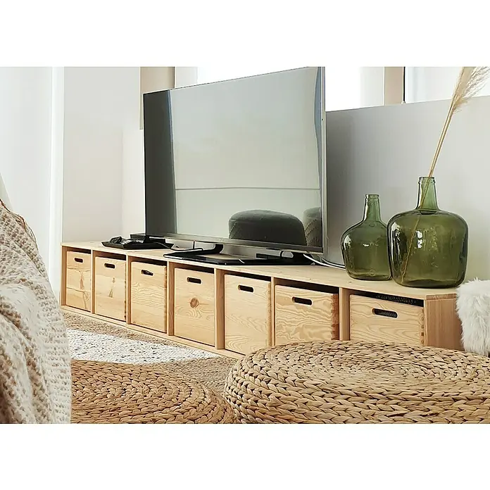 Astigarraga Dinamic Holzregal - H x B x T: 174,6 x 36,2 x 33 cm, Traglast pro Boden: 50 kg, Anzahl Böden: 5 Stk., Schrauben, Natur - Das Bild zeigt ein modernes Wohnzimmer mit einem Lowboard aus hellem Holz, das mit praktischen Schubladen und dekorativen Glasvasen ausgestattet ist.