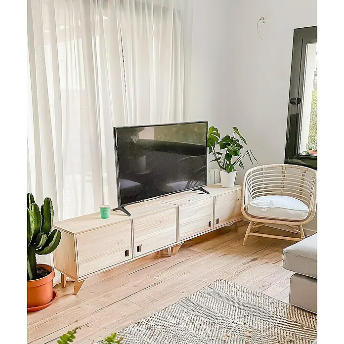Astigarraga Dinamic Schrank - L x B x H: 33 x 37,3 x 105,4 cm, Kiefernholz - Helles Wohnzimmer mit einem modernen TV-Schrank aus Holz, der Stauraum und eine stilvolle Ablagefläche bietet.