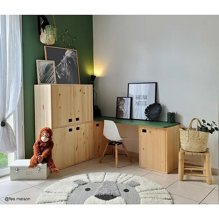 Astigarraga Dinamic Schrank - L x B x H: 33 x 37,3 x 105,4 cm, Kiefernholz - Ein Kinderzimmer mit Holzmöbeln, darunter Regale, ein Schreibtisch und ein Hocker mit einem Korb, der mit Deko und einer Zeichnung ergänzt wird.