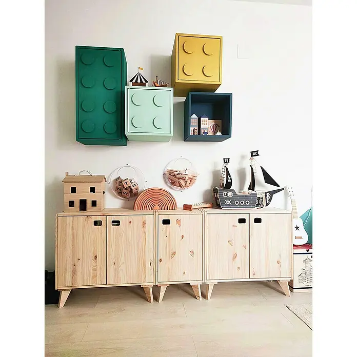 Astigarraga Dinamic Schrank - L x B x H: 33 x 37,3 x 53,5 cm, Kiefernholz - Niedliches Kinderzimmer mit bunten LEGO-Regalen und Holzmöbeln. Eine liebevolle, verspielte Atmosphäre für kreatives Spielen und Lernen.
