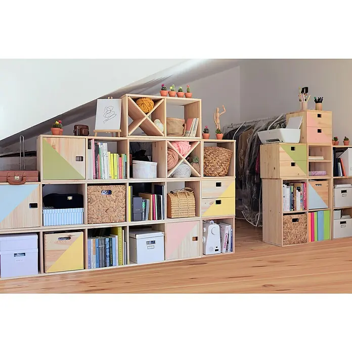 Astigarraga Dinamic Holzregal - H x B x T: 105,4 x 36,2 x 33 cm, Traglast pro Boden: 50 kg, Anzahl Böden: 3 Stk., Schrauben, Natur - Großes, aus Holz gefertigtes modulares Bücherregal mit bunten, dreieckigen Akzenten und Fächern mit verschiedenen Gegenständen wie Bücher und Körbe.