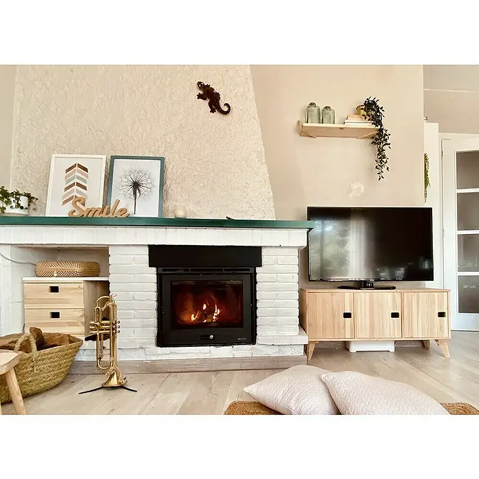 Astigarraga Dinamic Holzregal - H x B x T: 105,4 x 36,2 x 33 cm, Traglast pro Boden: 50 kg, Anzahl Böden: 3 Stk., Schrauben, Natur - Wohnzimmer mit Kamin, Holzmöbeln und dekorativen Akzenten. Warme Atmosphäre durch das Kaminfeuer und die natürliche Einrichtung.