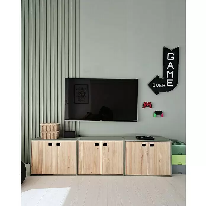 Astigarraga Dinamic Armario multiusos de madera - 33 x 70,8 x 53,5 cm, Natural - Tres gabinetes de madera clara con tiradores cuadrados que sirven como mueble de TV en una sala moderna.