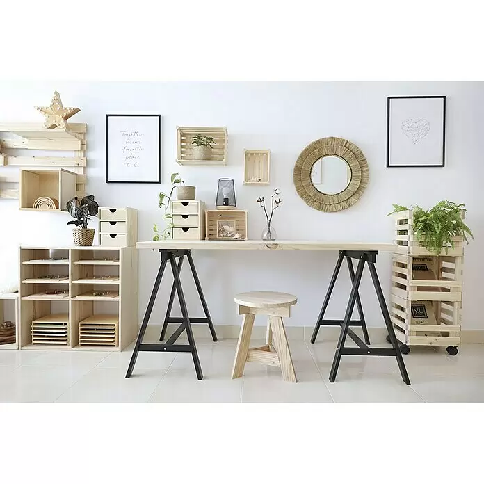Astigarraga Holzbock Deco - Tragkraft: 400 kg, Höhe: 72 cm, Kiefer, Natur - Helles Kiefernholz-Schreibtisch mit schwarzen Böcken und passendem Holzschemel in einem hellen, organisierten Home-Office.